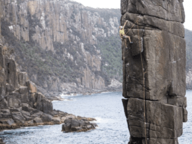 Vidéo – Charlotte Durif et Josh Larson grimpent en Tasmanie au large de la côte sud de Australienne