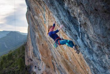 Martina Demmel clippe le relai de Joe Cita, son premier 9a, après avoir débuter l’escalade en 2017 seulement !