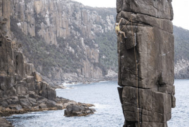 Vidéo – Charlotte Durif et Josh Larson grimpent en Tasmanie au large de la côte sud de Australienne