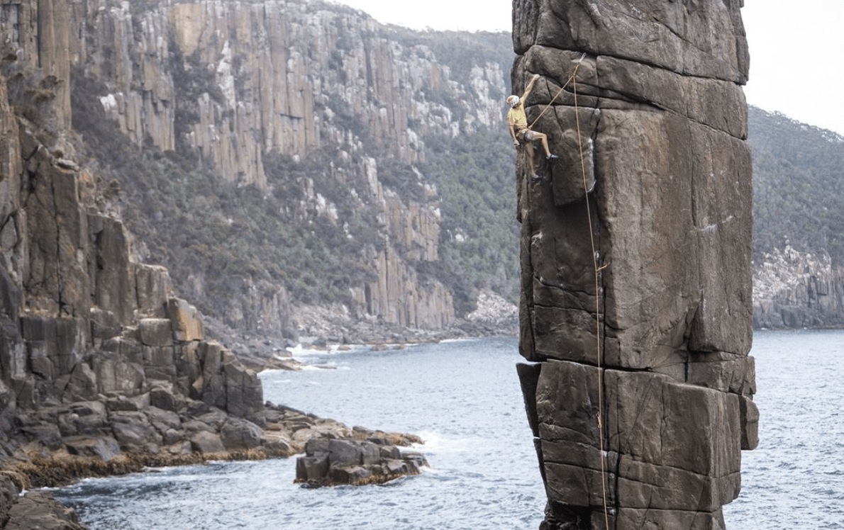 Vidéo – Charlotte Durif et Josh Larson grimpent en Tasmanie au large de la côte sud de Australienne