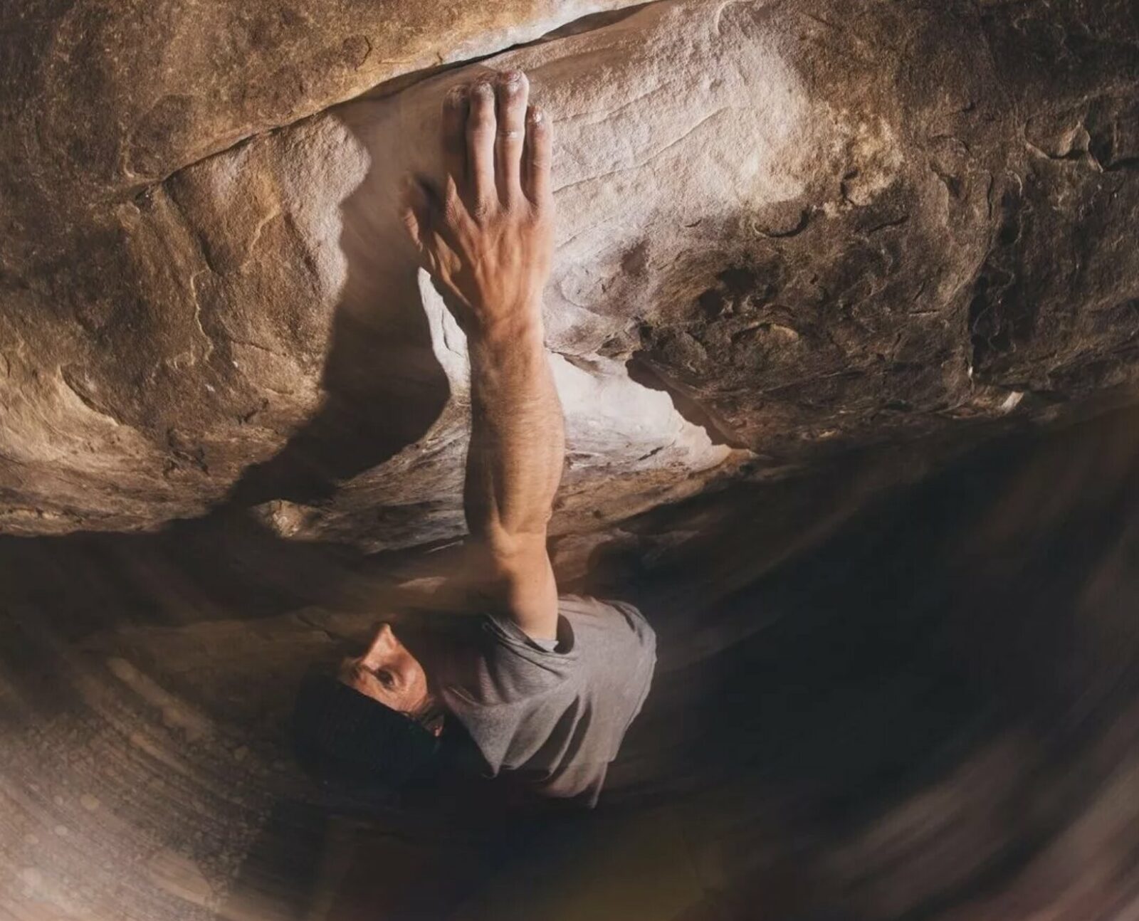 Daniel Woods, le sourire aux lèvres, enchaîne Return of the Sleepwalker ! Il propose 9A bloc !