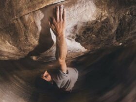 Daniel Woods, le sourire aux lèvres, enchaîne Return of the Sleepwalker ! Il propose 9A bloc !