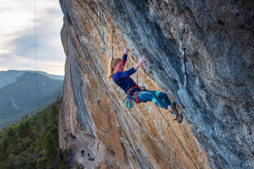 Martina Demmel clippe le relai de Joe Cita, son premier 9a, après avoir débuter l’escalade en 2017 seulement !