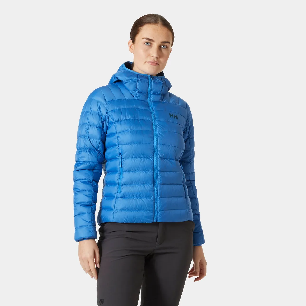 La doudoune femme Verglas Hooded de la marque Helly Hansen : l’allié parfait pour l’hiver